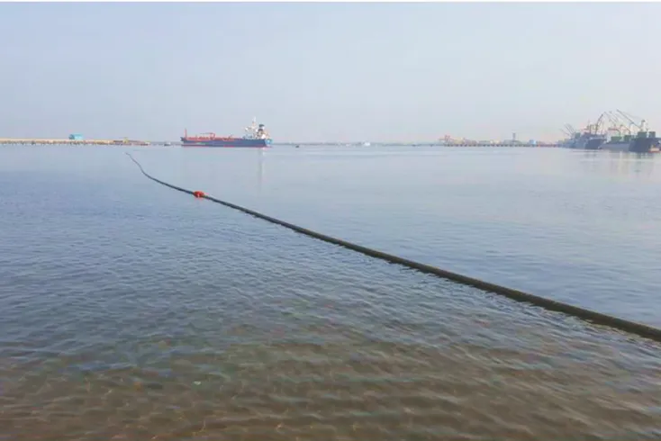 リベリアのモンロビア港での送油の様子